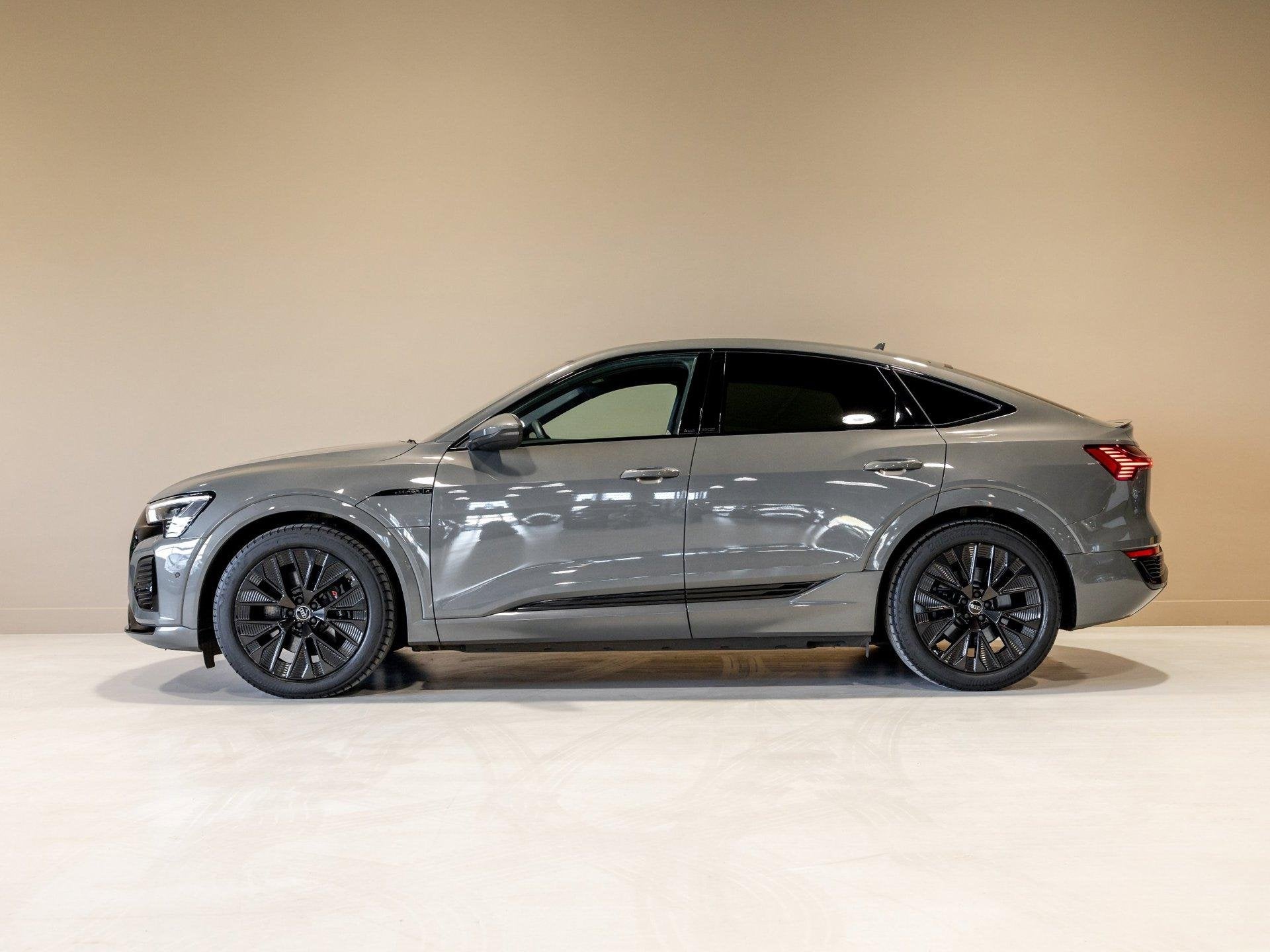 Audi Q8 Sportback e-tron 50 quattro S Edition 95 kWh SOH 94%, Auto's, Automaat, 131 €/maand, 95 kWh, Met garantie (alle)