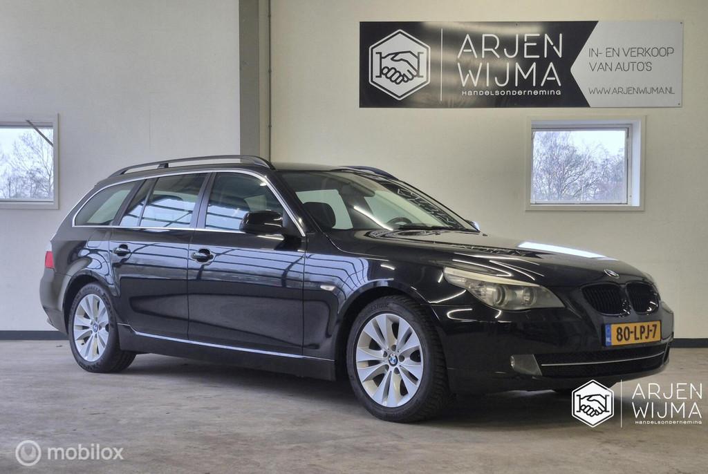 BMW 5-serie Touring 520i Lci|Youngtimer|PDC|Leder|NL Auto, Auto's, BMW, Automaat, Achterwielaandrijving, Zwart, 4 cilinders