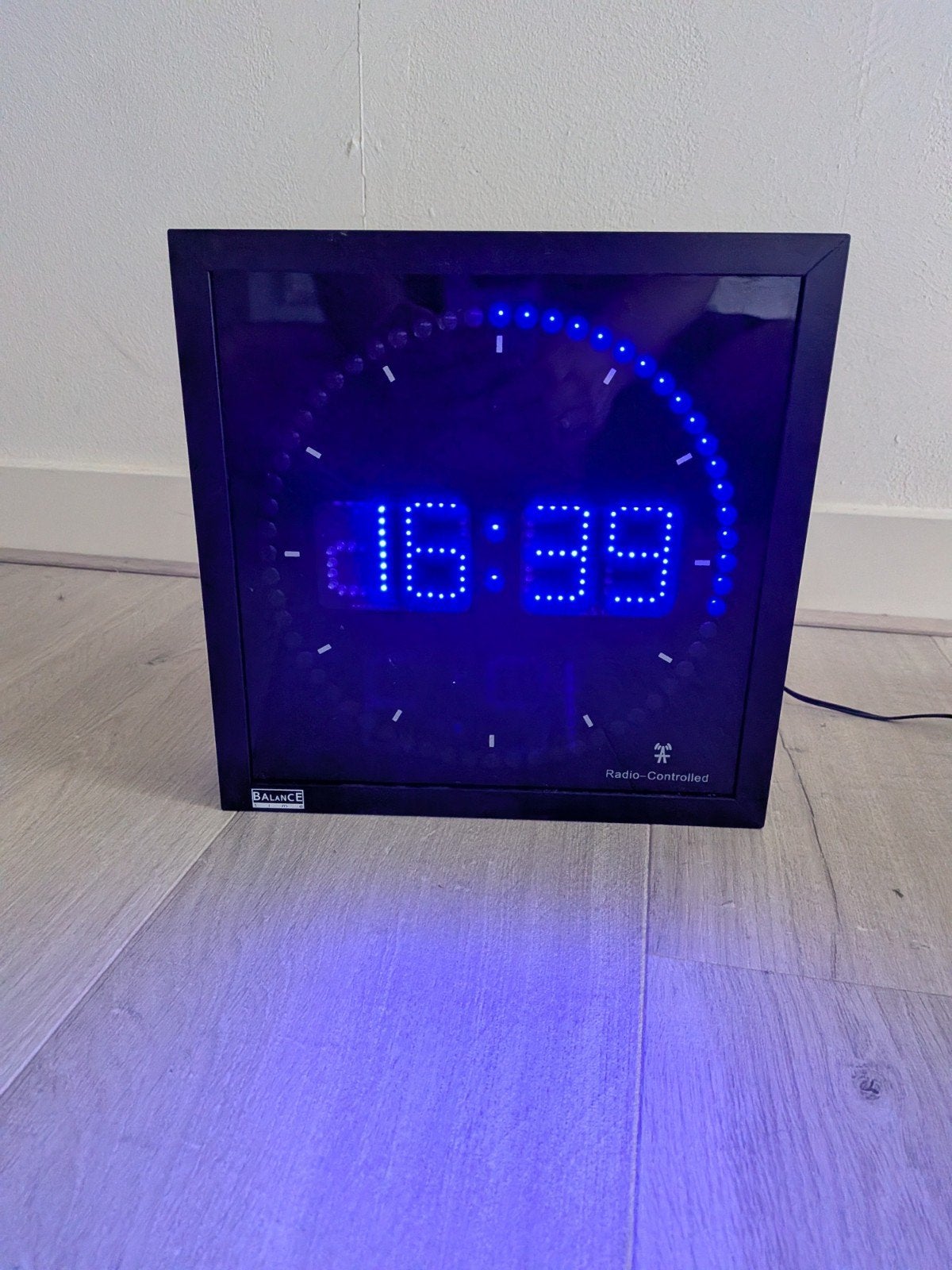 Radiogestuurde klok Balance Time - 25x25x6cm, Wandklok, Ophalen of Verzenden, Zo goed als nieuw, Met verlichting