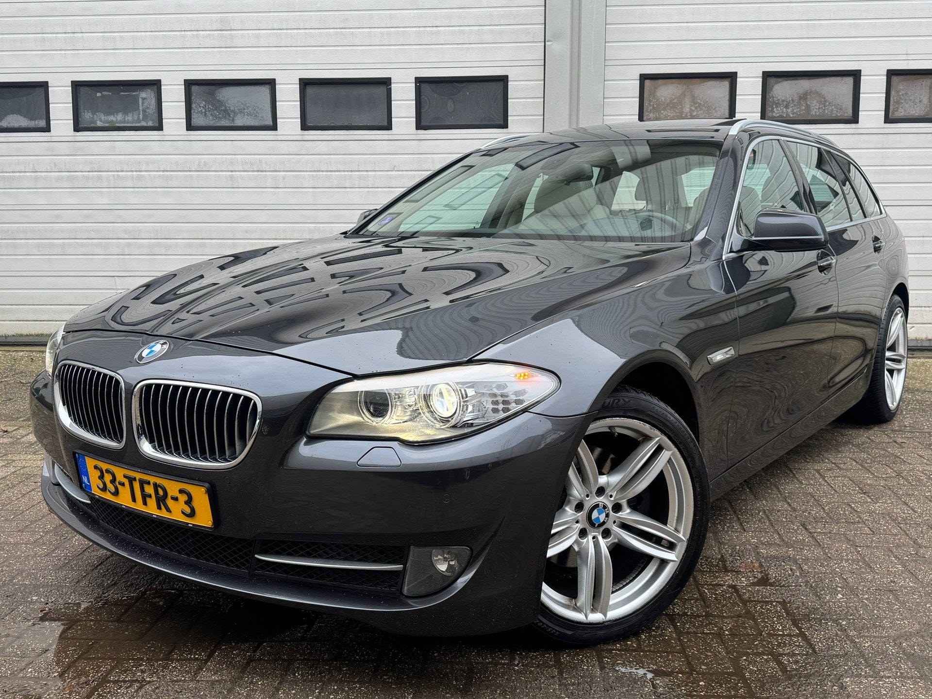 BMW 5-serie Touring 523i High Executive aut/pano/xenon/led/n, Auto's, Achterwielaandrijving, Gebruikt, Beige, 2000 kg