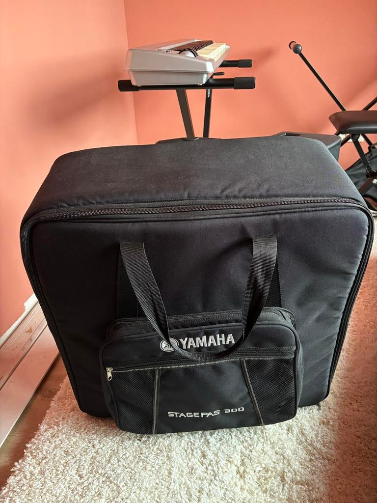 Yamaha Stagepas 300 trolley/rolkoffer, Muziek en Instrumenten, Ophalen, Zo goed als nieuw