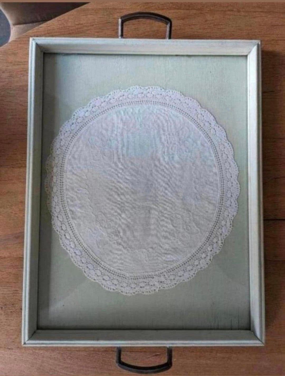 Dienblad (krijtverf) met oud kanten kleedje onder glas, Antiek en Kunst, Ophalen of Verzenden