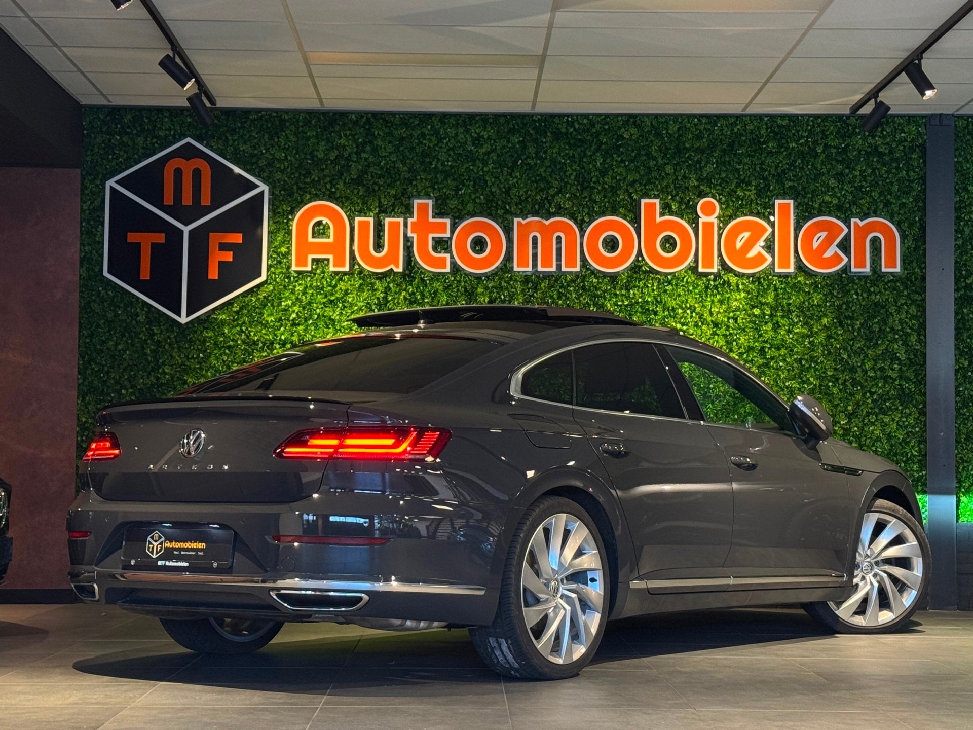 Volkswagen ARTEON 2.0 TSI 3x R-LINE|PANO|VIRTUAL|DYNAUDIO|MA, Bedrijf, 1501 kg, 17 km/l, 750 kg