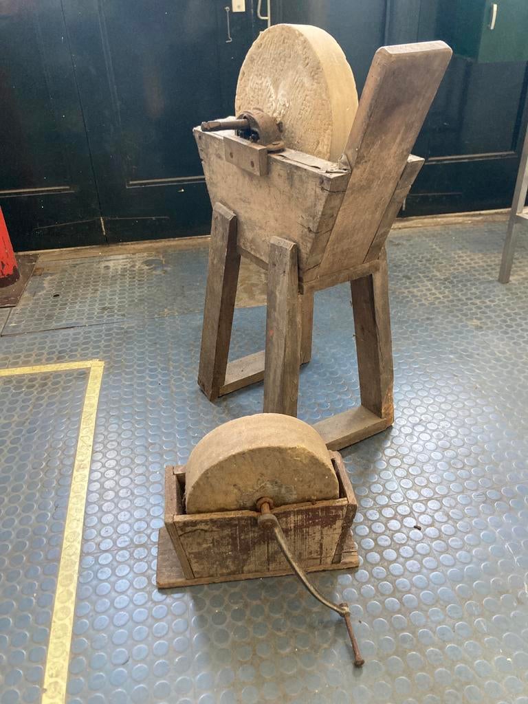 Twee antieke slijpmolens, slijpstenen voor decoratie, Antiek en Kunst, Antiek | Gereedschap en Instrumenten, Ophalen