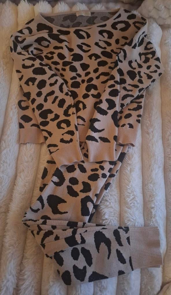 ZGN Panterprint Huispak Broek en Trui Maat M/L, Kleding | Dames, Huispakken, Ophalen of Verzenden