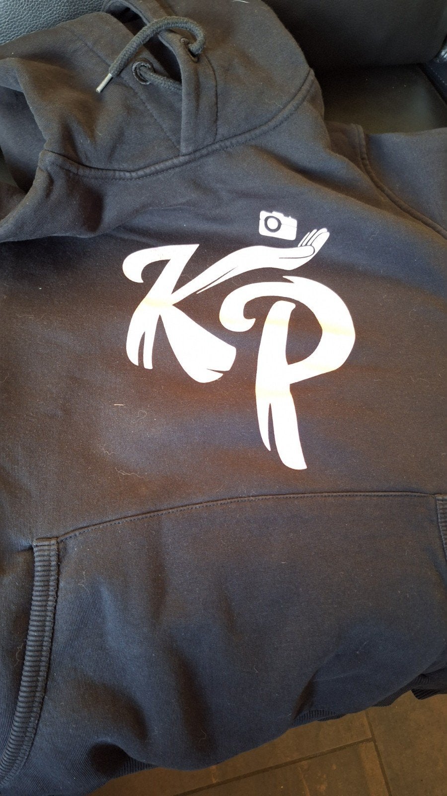 Zwarte hoodie met lichtroze KP logo - Maat XS, Ophalen of Verzenden, Gedragen, Maat 34 (XS) of kleiner, Zwart
