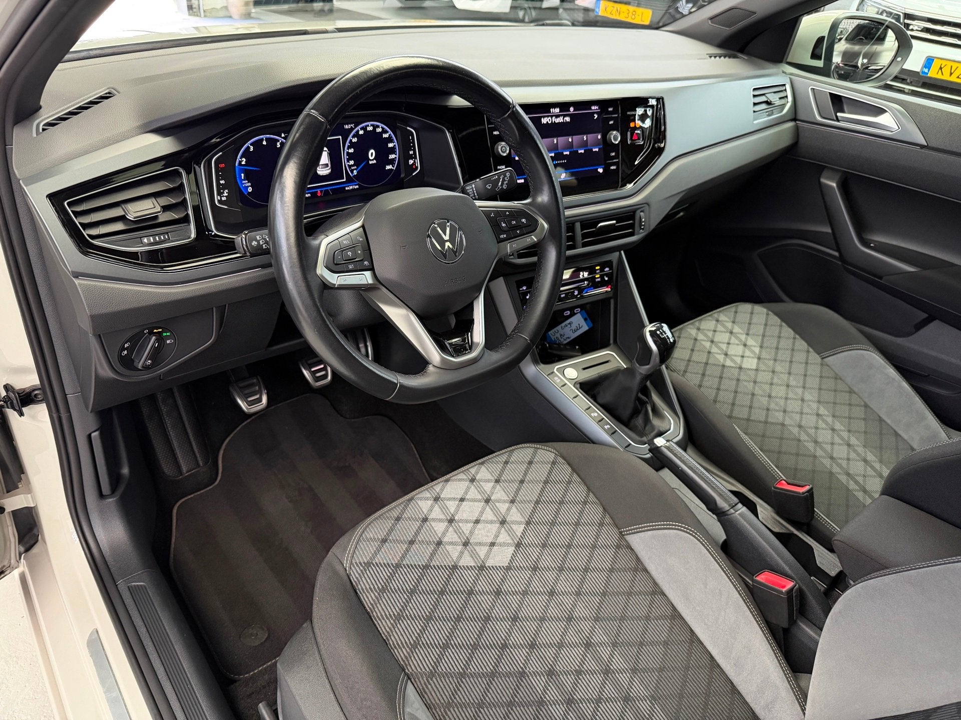 Volkswagen Taigo 1.0 TSI 2x R-Line Panorama CarPlay Camera, Auto's, Voorwielaandrijving, Dealer onderhouden, Gebruikt, Zwart