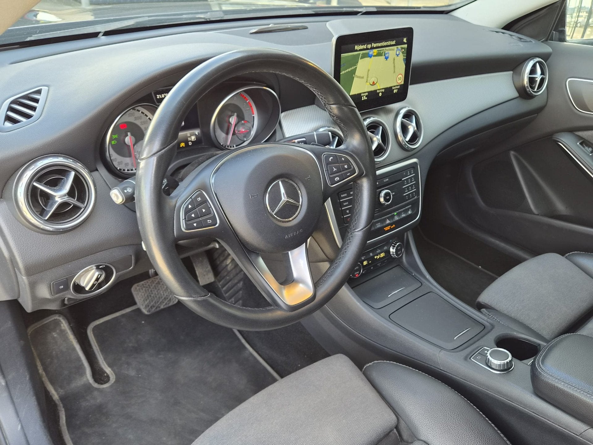Mercedes-Benz GLA 200 Prestige | Trekhaak | Cruise | Clima |, Gebruikt, Euro 6, 715 kg, Leder en Stof