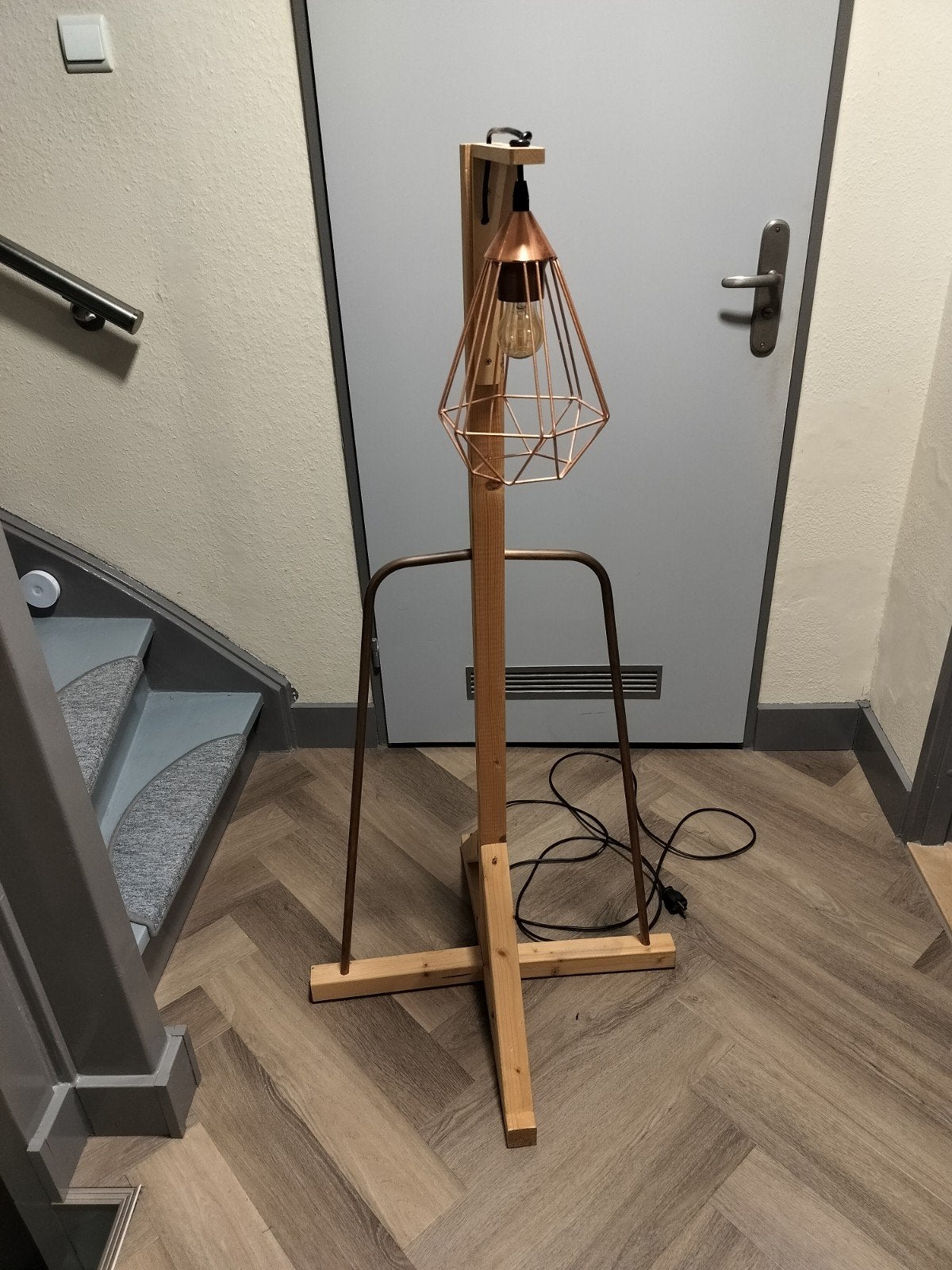 Unieke handgemaakte staande lamp - Hout & Koper, Huis en Inrichting, Ophalen, E27 (groot), Zo goed als nieuw, 150 tot 200 cm
