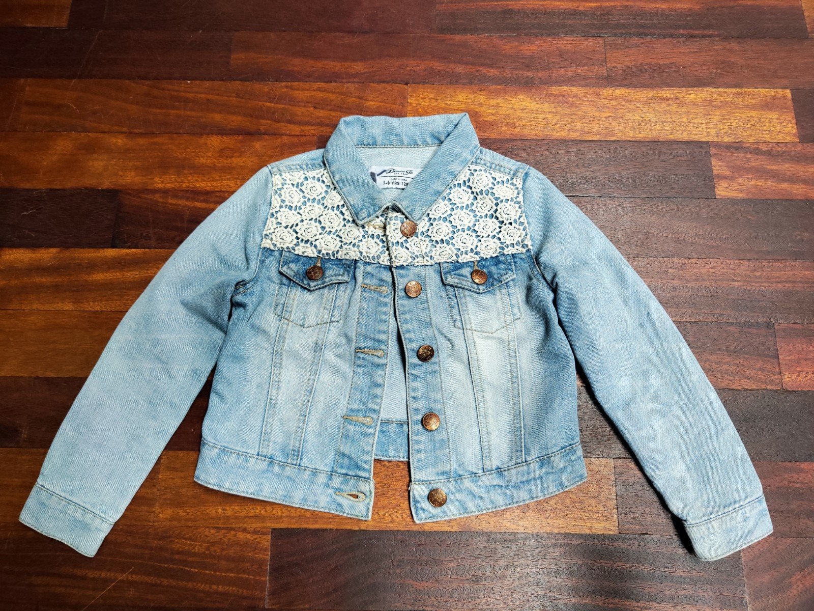 Spijkerjasje met kant voor meisjes - Maat 128 Denim Co, Gebruikt, Meisje, Ophalen of Verzenden, Onbekend