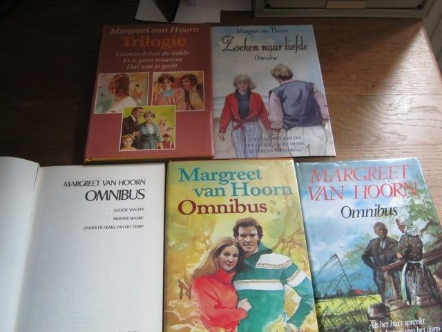 5 x Omnibus Margreet van Hoorn  Glimlach / Zoeken  nr 466, Verzenden, Gelezen