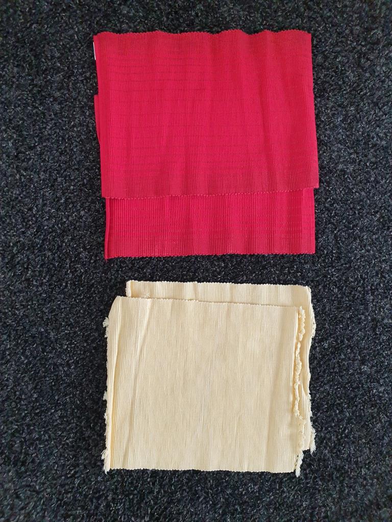 Rode en beige ribstof stofresten, Ophalen of Verzenden, Rood