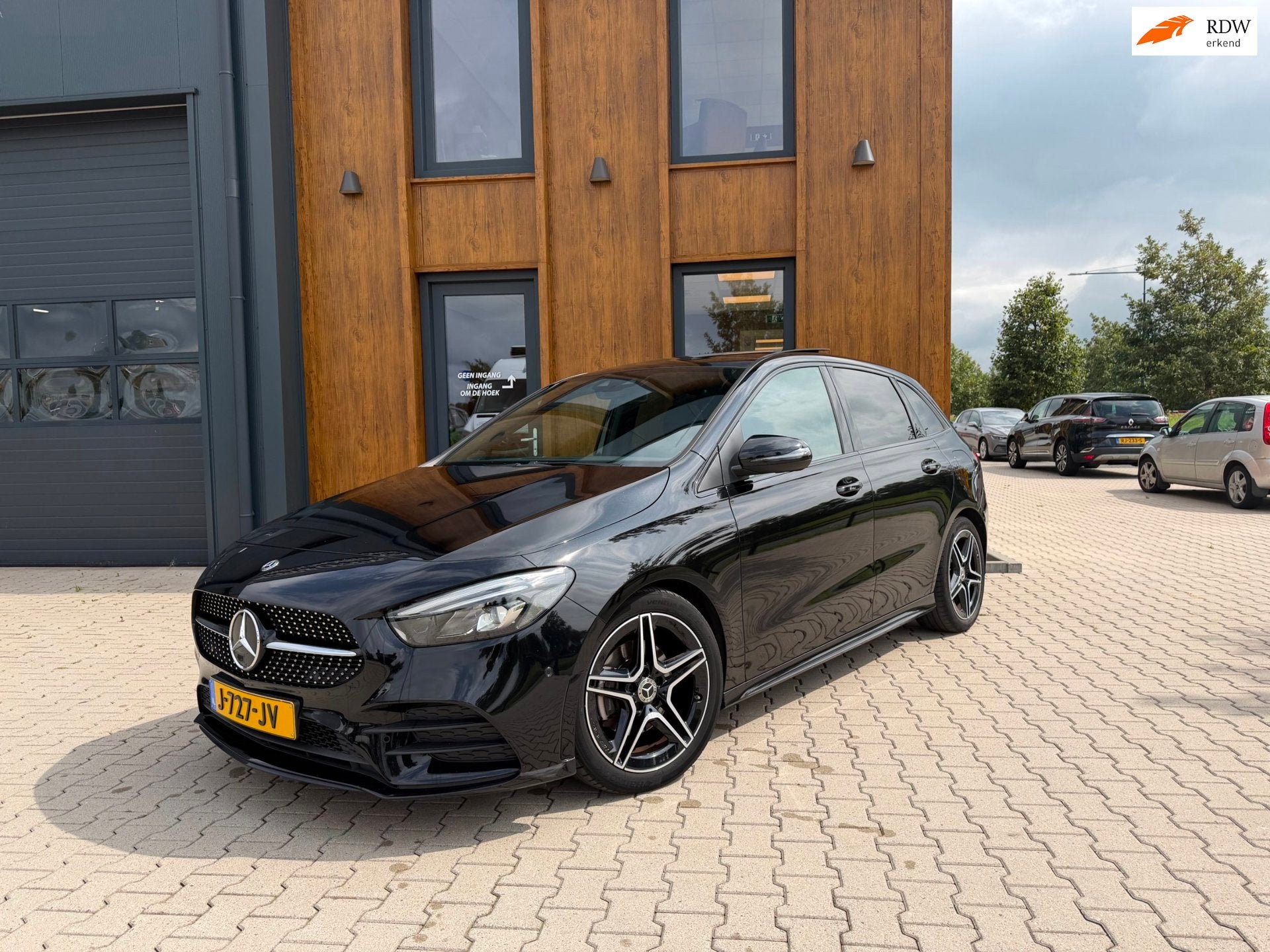 Mercedes-Benz B-klasse 180 Business Solution AMG l PANO l WI, 136 pk, Gebruikt, 4 cilinders, 700 kg