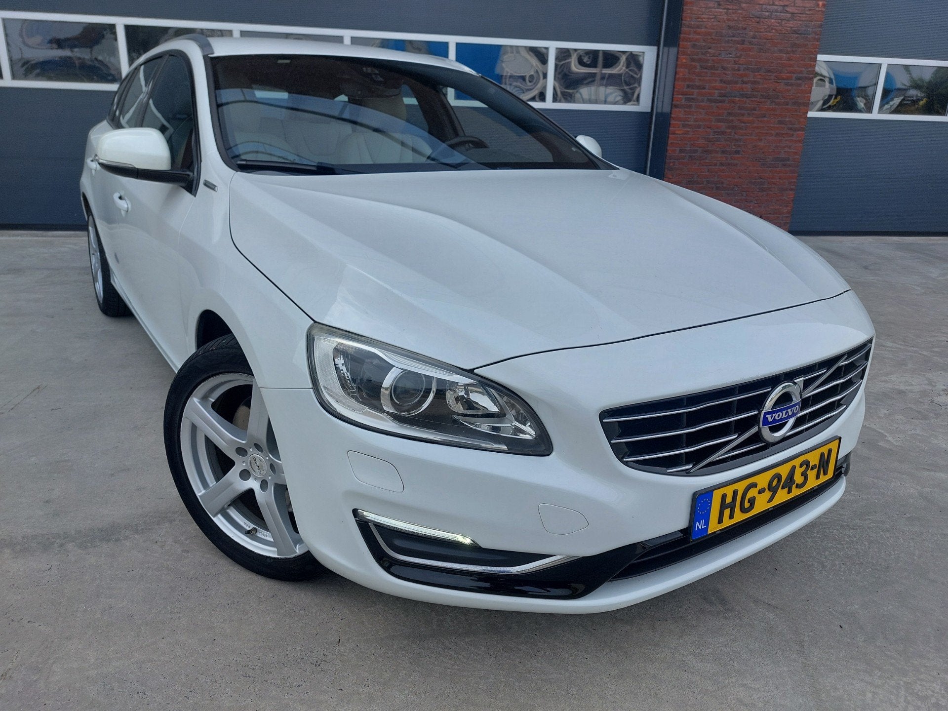 Volvo V60 2.4 D5 Twin Engine Special Edition Leer Nav LMV, Automaat, Vierwielaandrijving, 1880 kg, 11 kWh