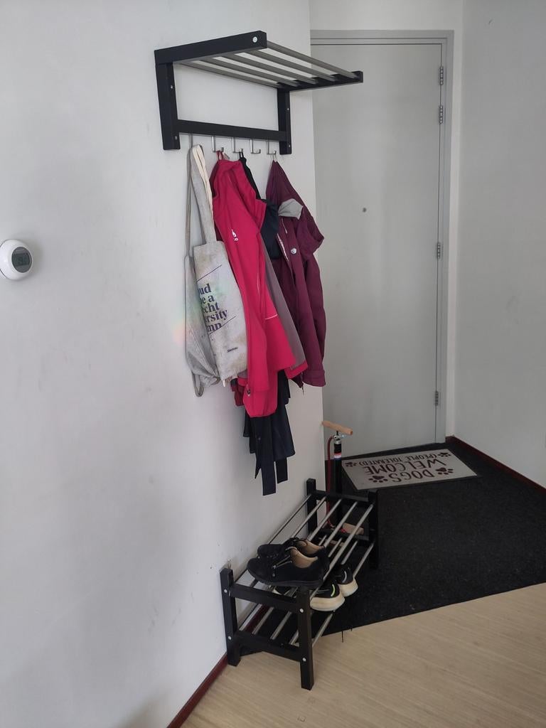 IKEA TJUSIG kapstok met bijbehorend schoenenrek, Huis en Inrichting, Ophalen, Gebruikt, Hout, Wandkapstok