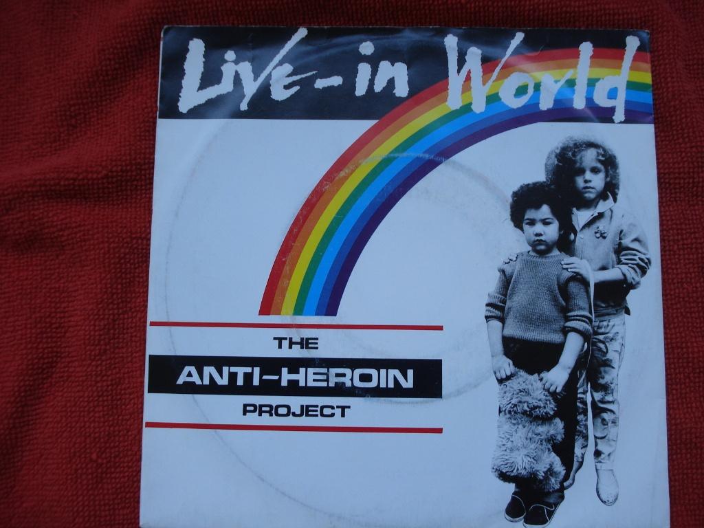 The Anti-Heroin Project: Live-in world / Something better, Beschermende buitenhoes, Ophalen of Verzenden, Zo goed als nieuw, Pop