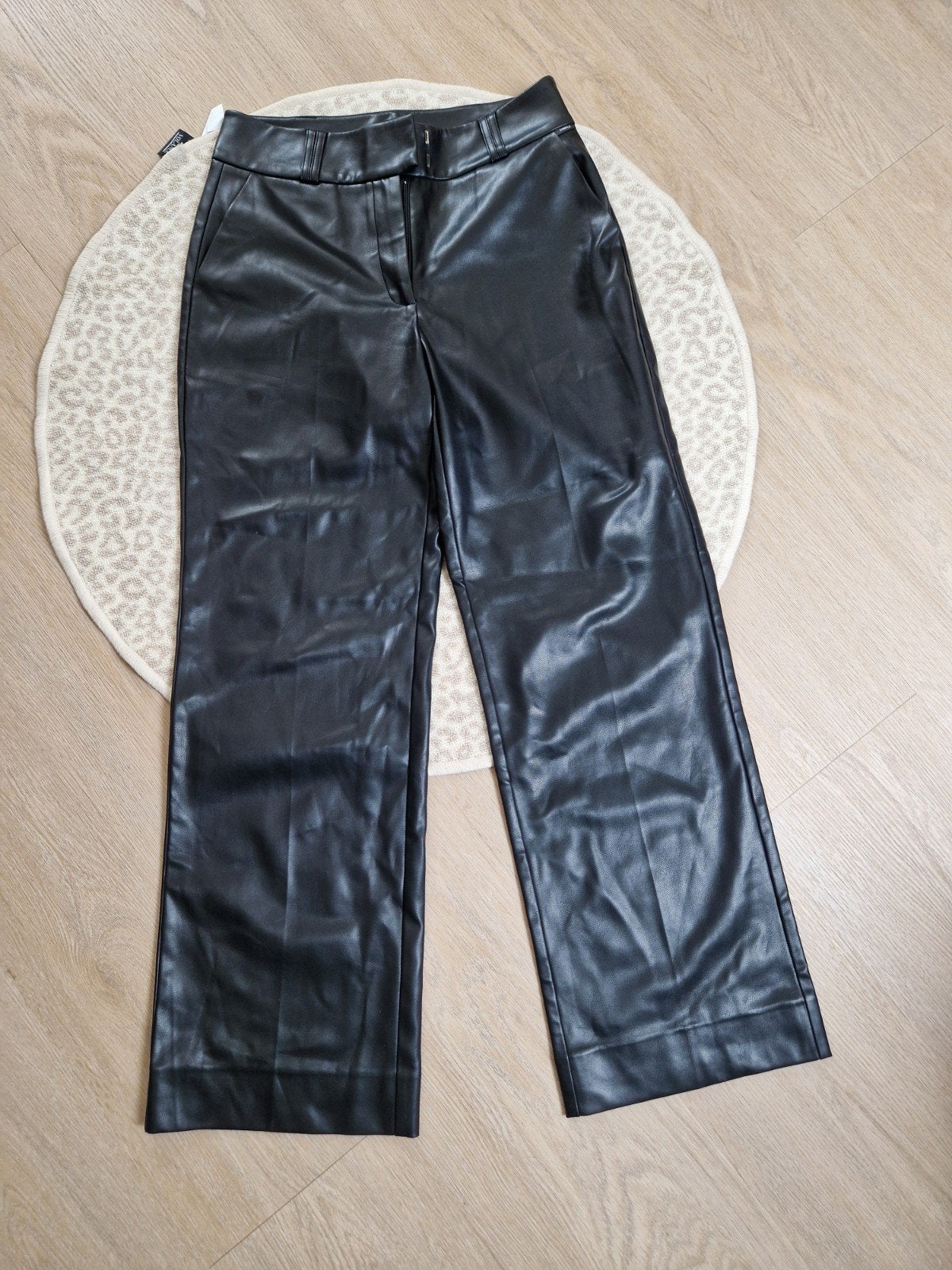 Simple Faroh PU Pants - Zwarte Lederlook Broek Maat S, Kleding | Dames, Zwart, Simple, Ophalen of Verzenden, Zo goed als nieuw