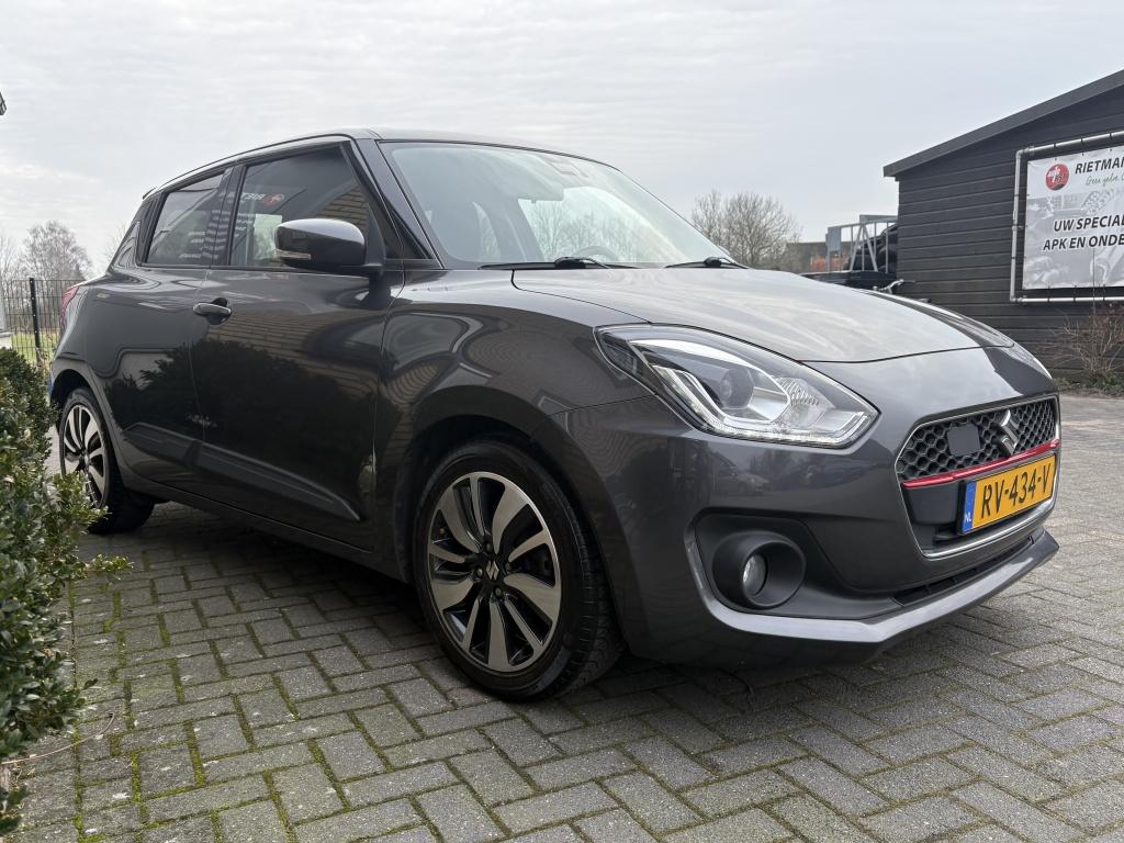 Suzuki Swift 82KW 1.0 Stijl Smart Hybr CARPLAY-CAMERA-TREKHA, Auto's, Suzuki, Gebruikt, Euro 6, 850 kg, 400 kg