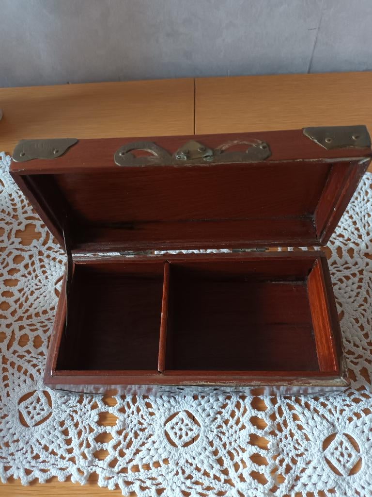 Solide Chinese Mahoniehouten kistje met koperbeslag, Ophalen of Verzenden, Zo goed als nieuw, Bruin, Leer