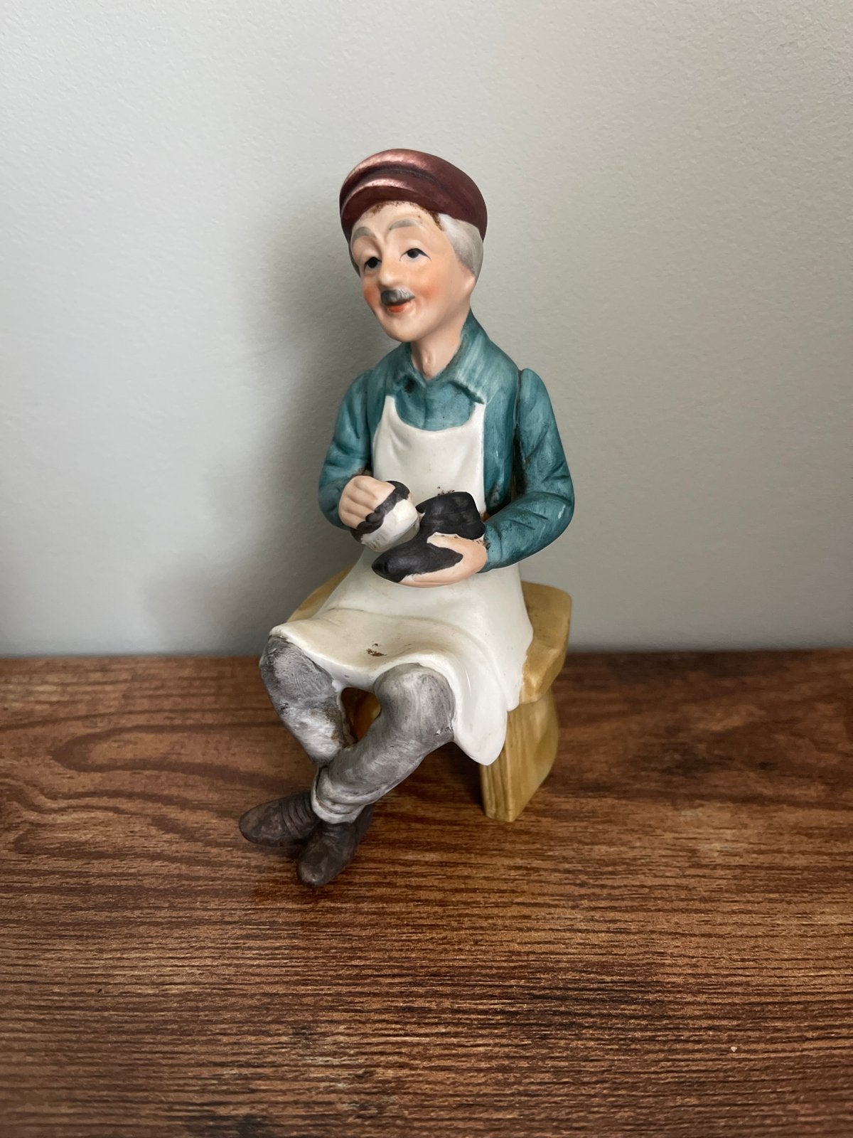 Vintage Schoenmaker Beeldje - Handgeschilderd Porselein, Verzamelen, Beelden en Beeldjes, Ophalen, Zo goed als nieuw, Mens