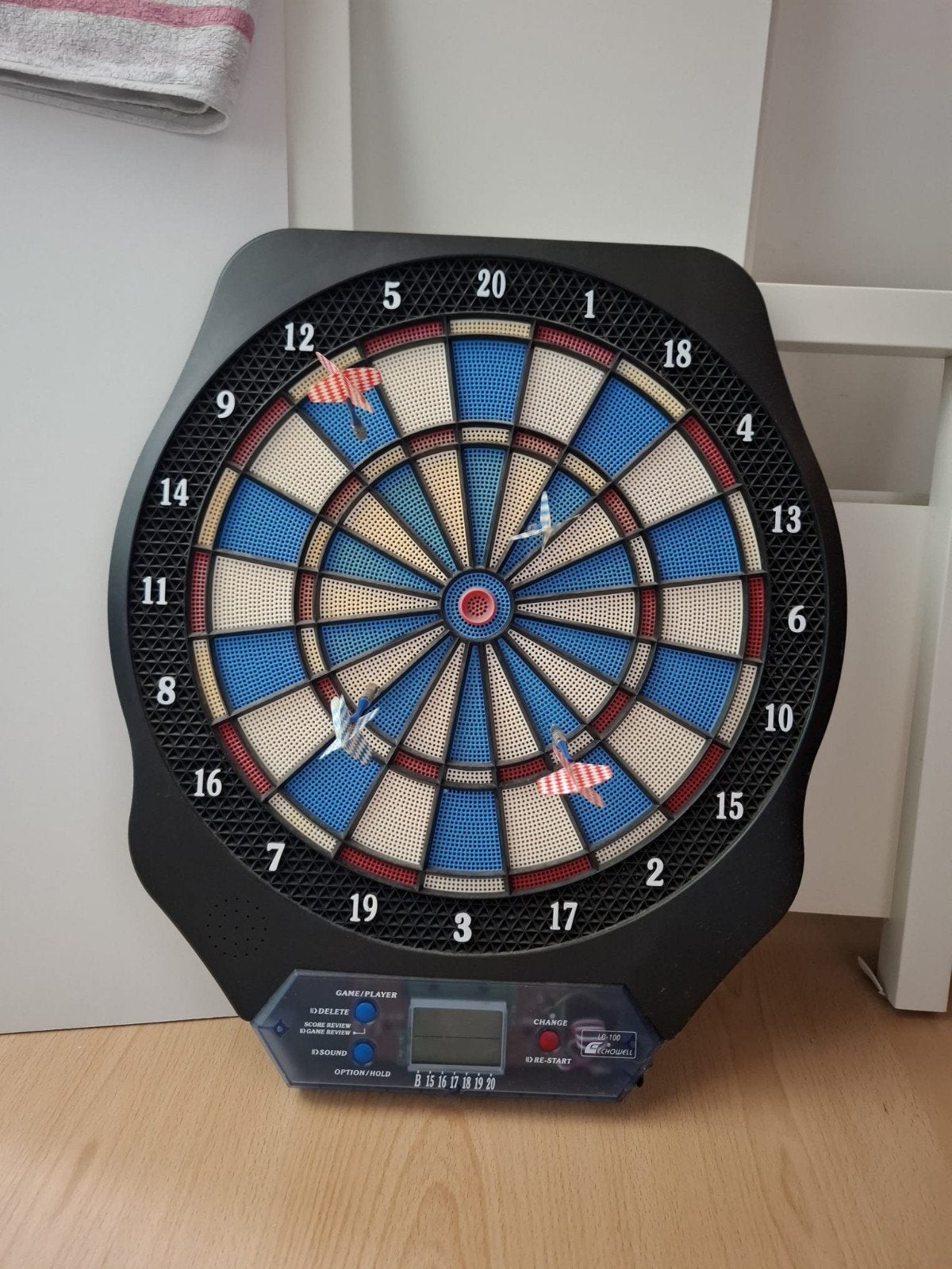 Elektronisch dartbord met 4 pijlen en reserve, Sport en Fitness, Ophalen, Dartbord, Elektronisch