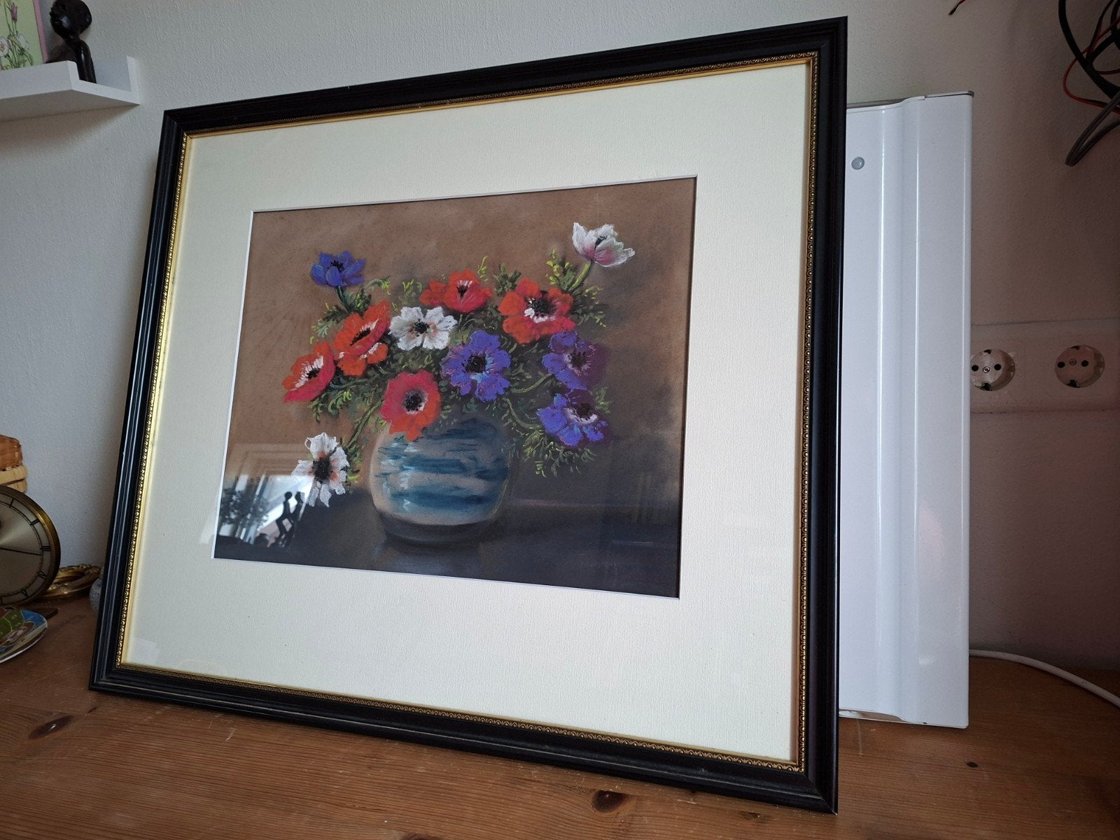 Stilleven Anemonen in gemberpot van Ans vd Berg 1873-1942. n, Doek, Realistisch, Ingelijst, Pastel