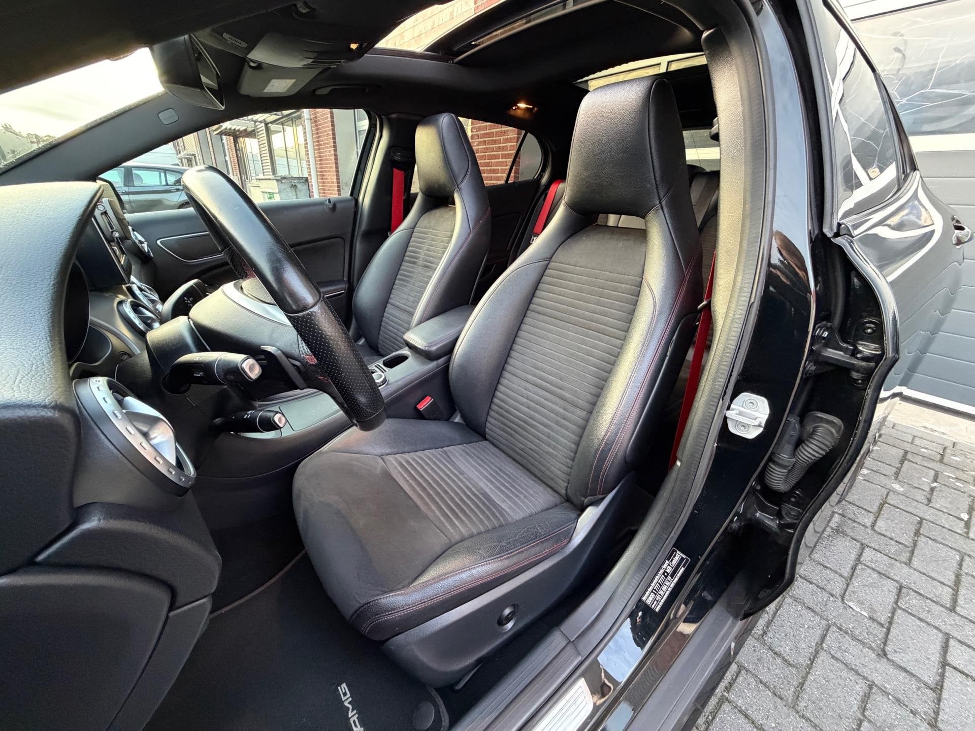 Mercedes-Benz GLA-klasse 200 AMG AUT LED Pano Memory Navi, Auto's, Mercedes-Benz, Bi-Xenon koplampen, Gebruikt, 715 kg, Alcantara