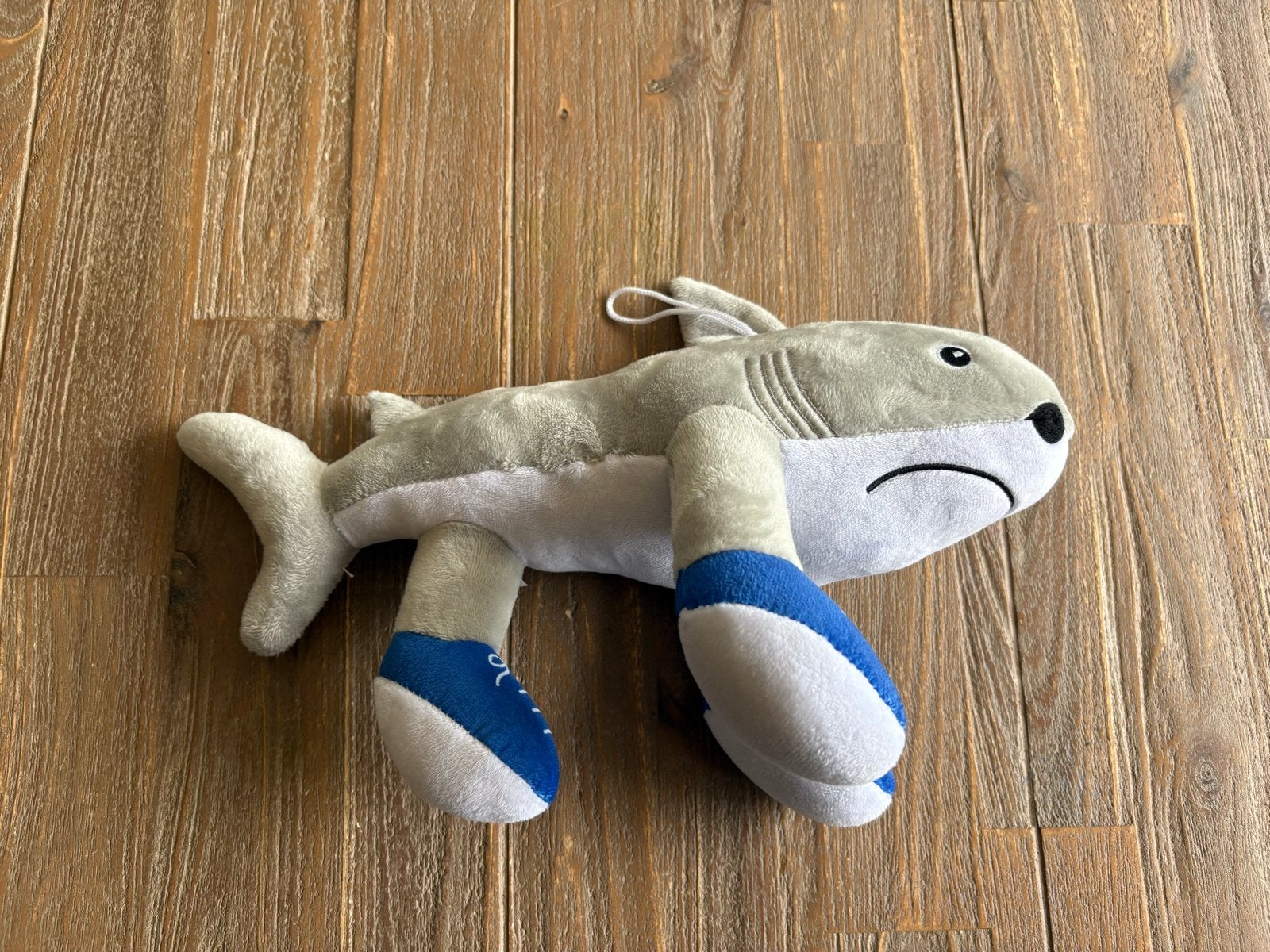 Zgan! Knuffel brainrot haai met schoentjes - 33 cm, Overige typen, Grijs, Ophalen of Verzenden, Zo goed als nieuw