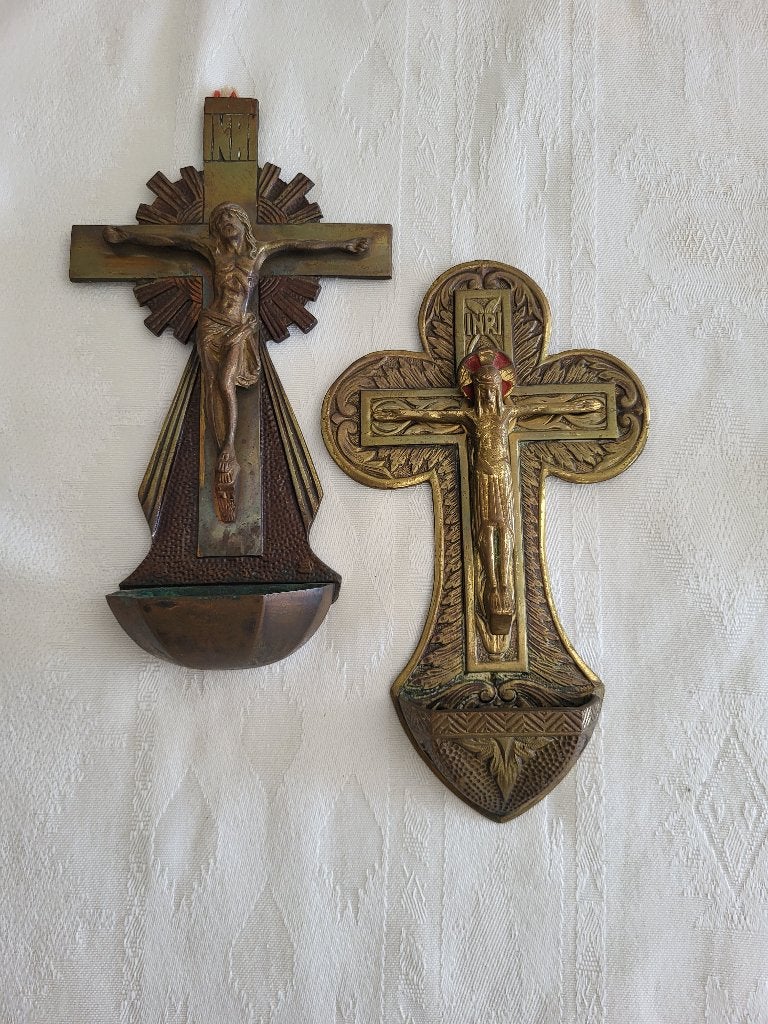 2 Antiek Bronzen Wijwaterbakjes, Kruisbeeld Of Crucifix, Ophalen of Verzenden