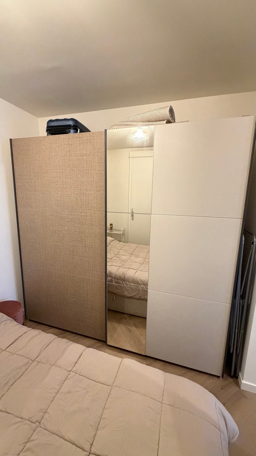 Rauch Zweefdeurkast SENJA met spiegel en rotanlook, Huis en Inrichting, Ophalen, 200 cm of meer, Zo goed als nieuw, Overige houtsoorten