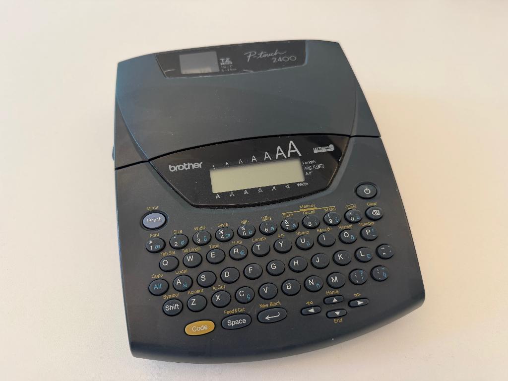 Brother labelmaker P-touch 2400 inclusief 5 tapes, Computers en Software, Labelprinters, Ophalen, Gebruikt, Qwerty, Tape-label