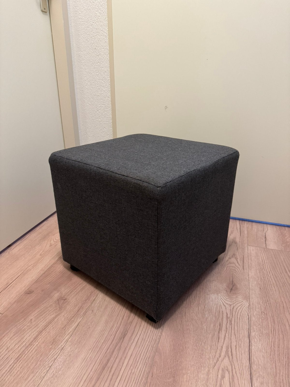 Leen Bakker Hocker Noah antraciet 46x46x46 cm – nette staat, Huis en Inrichting, Ophalen, Minder dan 50 cm, Zo goed als nieuw