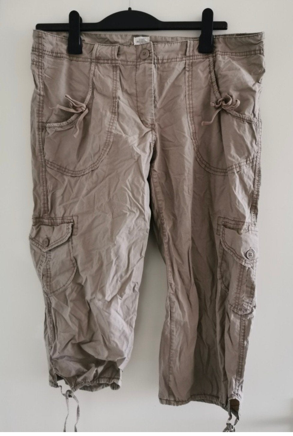 LOGG beige en bruine driekwart broek mt 44

Beige broek:
Tot, Beige, Maat 42/44 (L), Ophalen of Verzenden, Zo goed als nieuw