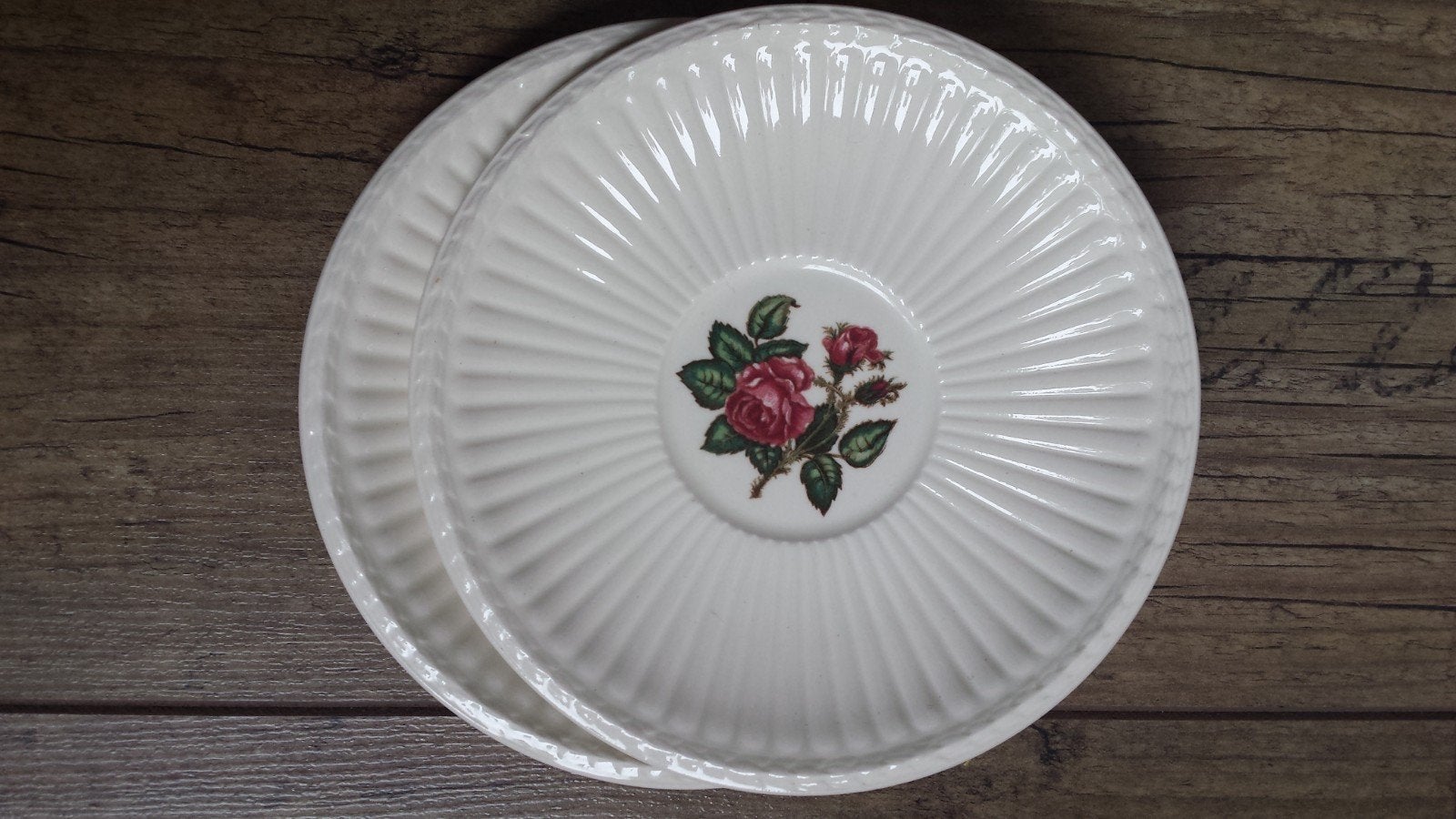 2 schotels van wedgwood moss rose in perfecte staat, Antiek en Kunst, Antiek | Servies los, Ophalen of Verzenden
