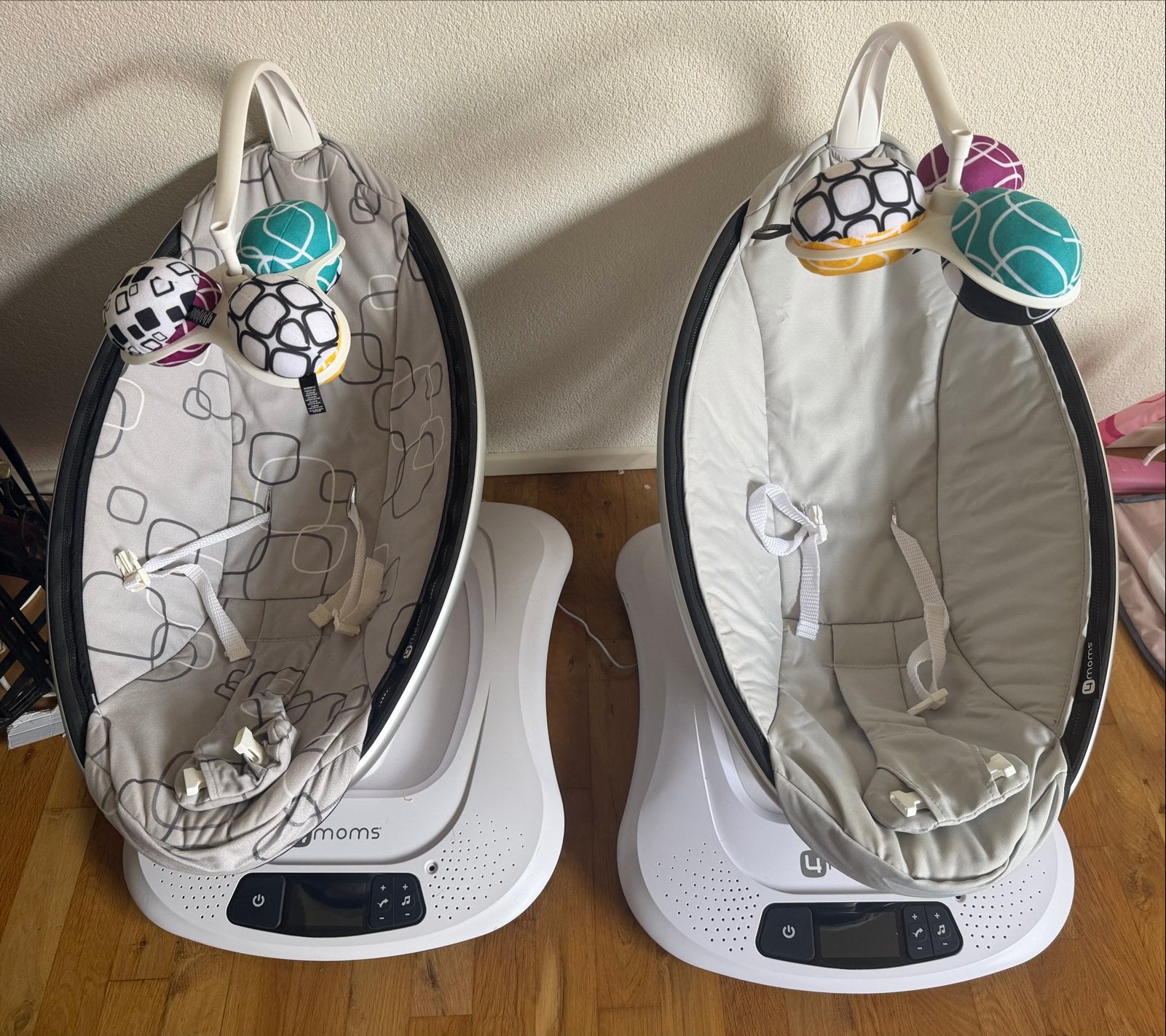Set van 2 4moms mamaRoo elektrische wip-/schommelstoelen, Ophalen of Verzenden, Zo goed als nieuw