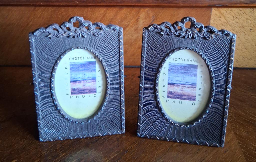 Brocante twee schattige fotolijstjes met strik en linten, Ophalen of Verzenden, Zo goed als nieuw