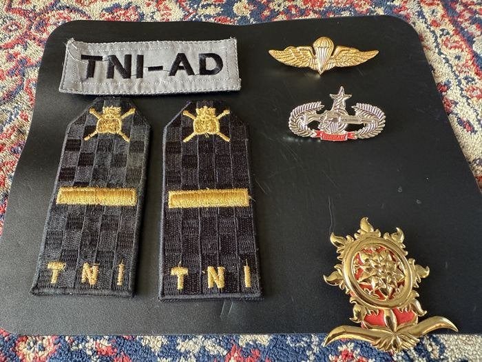TNI - AD. Lot. Onderdeel, Schouderepauletten, Wing, Insigne, Ophalen of Verzenden, Landmacht, Azië, Embleem of Badge