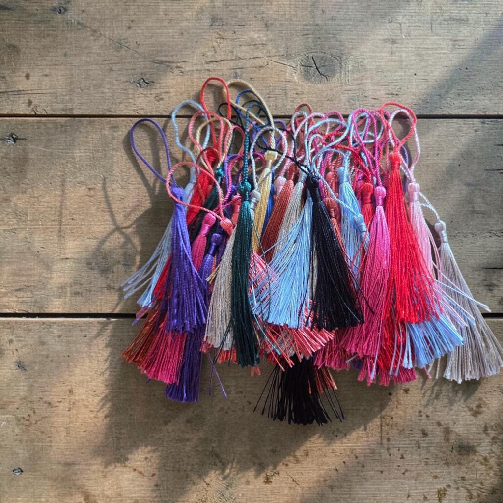 49 Nieuwe Kwastjes / Tassels voor Boekenleggers & Sleutelhan, Ophalen of Verzenden, Nieuw, Textiel, Knutselmateriaal