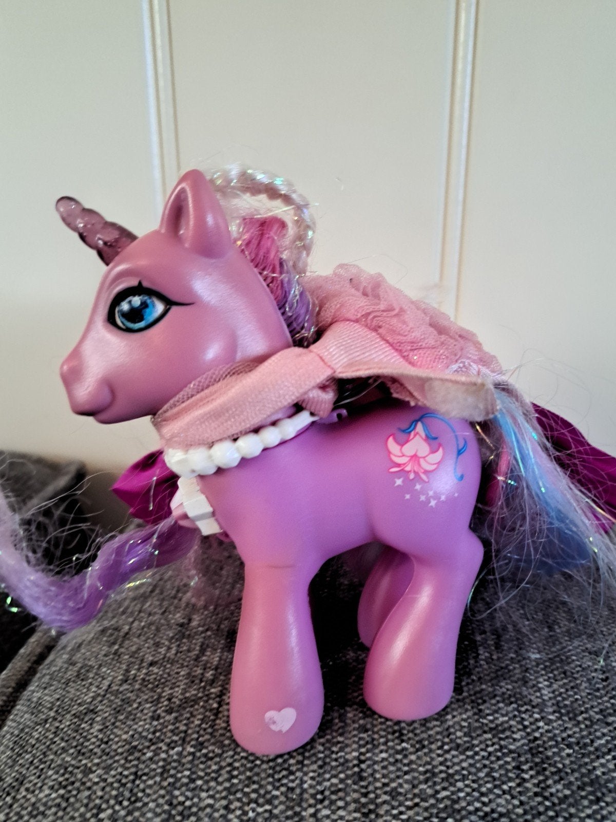 27.  My Little Pony G3 Lilly 2006 Eenhoorn met Jurk, Ophalen of Verzenden, Gebruikt