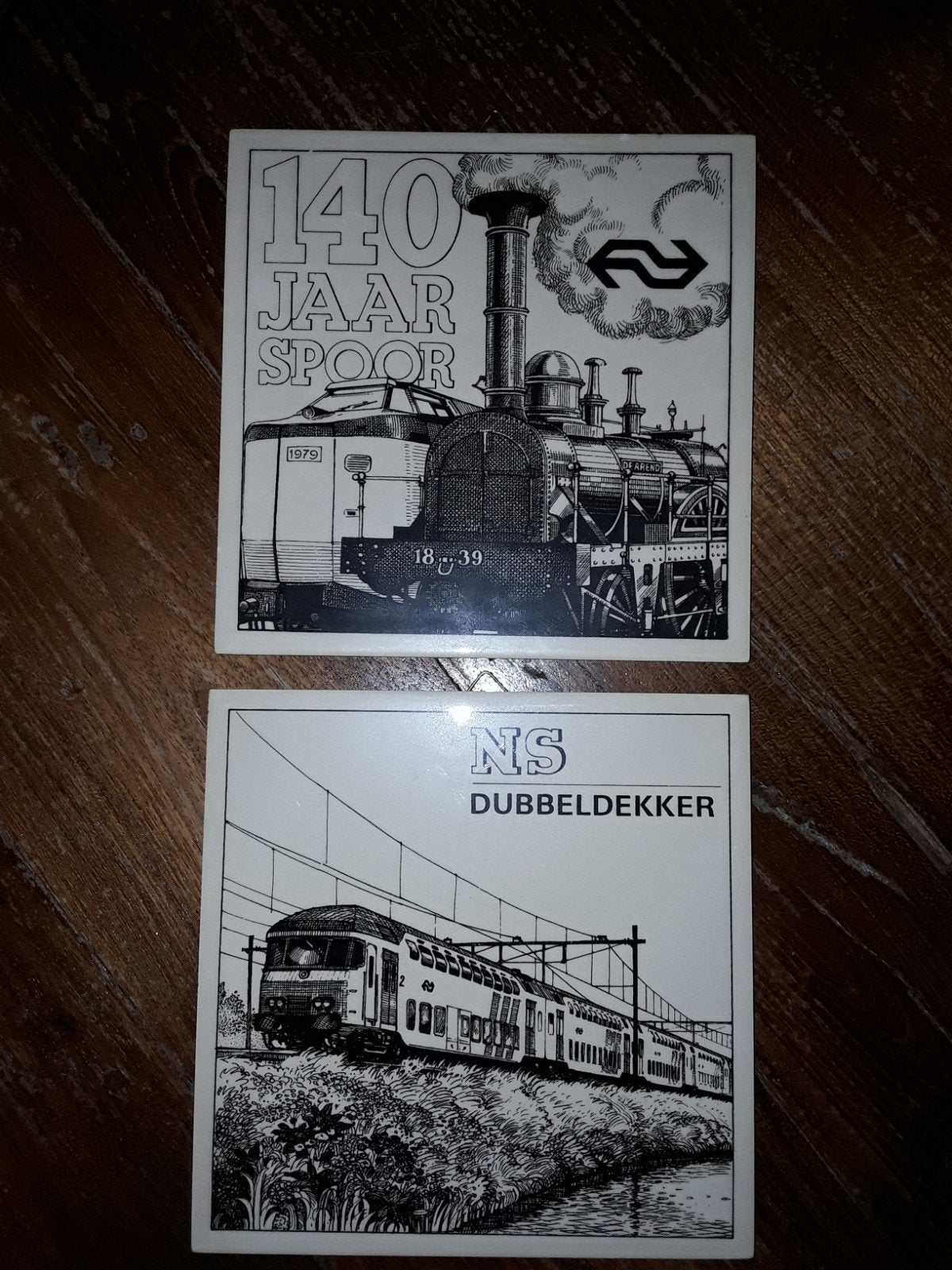 2 tegels NS 140 jaar spoor en Dubbeldekker, Ophalen of Verzenden, Zo goed als nieuw, Trein, Overige typen