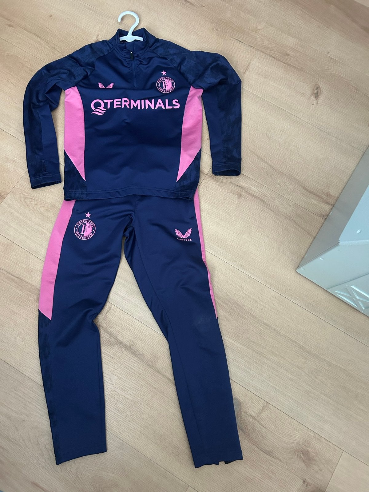 Feyenoord Trainingspak ‘25-‘26 Maat 134, Kinderen en Baby's, Ophalen, Zo goed als nieuw, Jongen of Meisje, Sport- of Zwemkleding