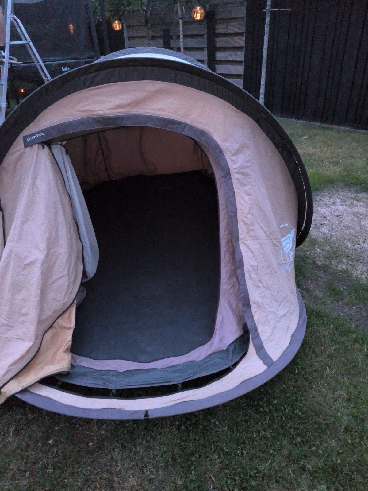Gratis Quechua tent met scheur, Ophalen, Gebruikt, Tot en met 2