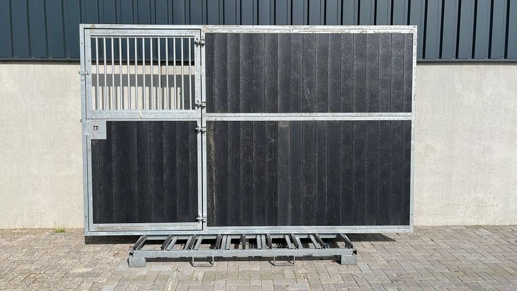 Voorwand met deur rechts | 3500 x 2200 mm. | Nieuw, Weidegang, 4 paarden of pony's of meer