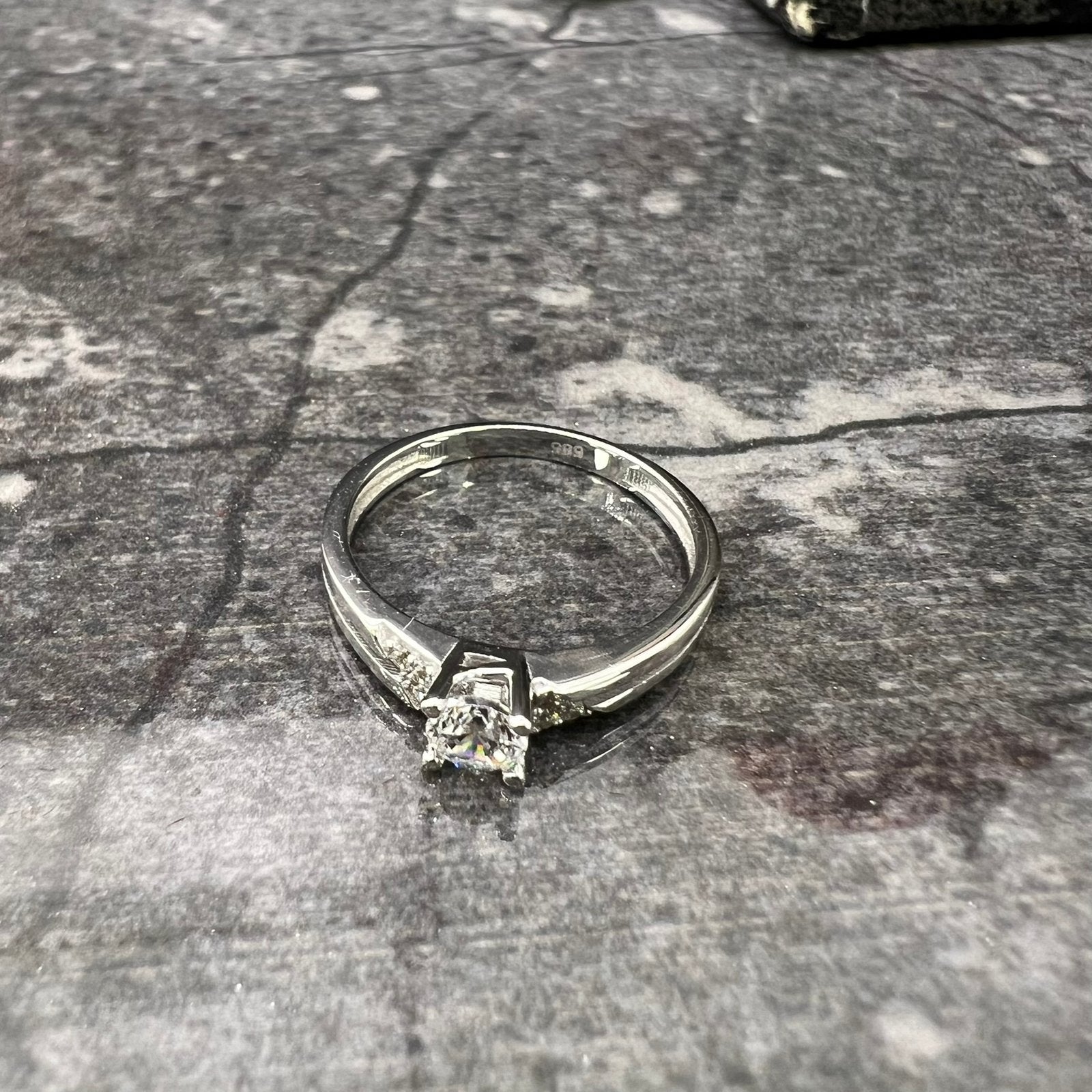 14 karaat witgouden ring solitaire, Ophalen of Verzenden, Zo goed als nieuw, Goud, Dame