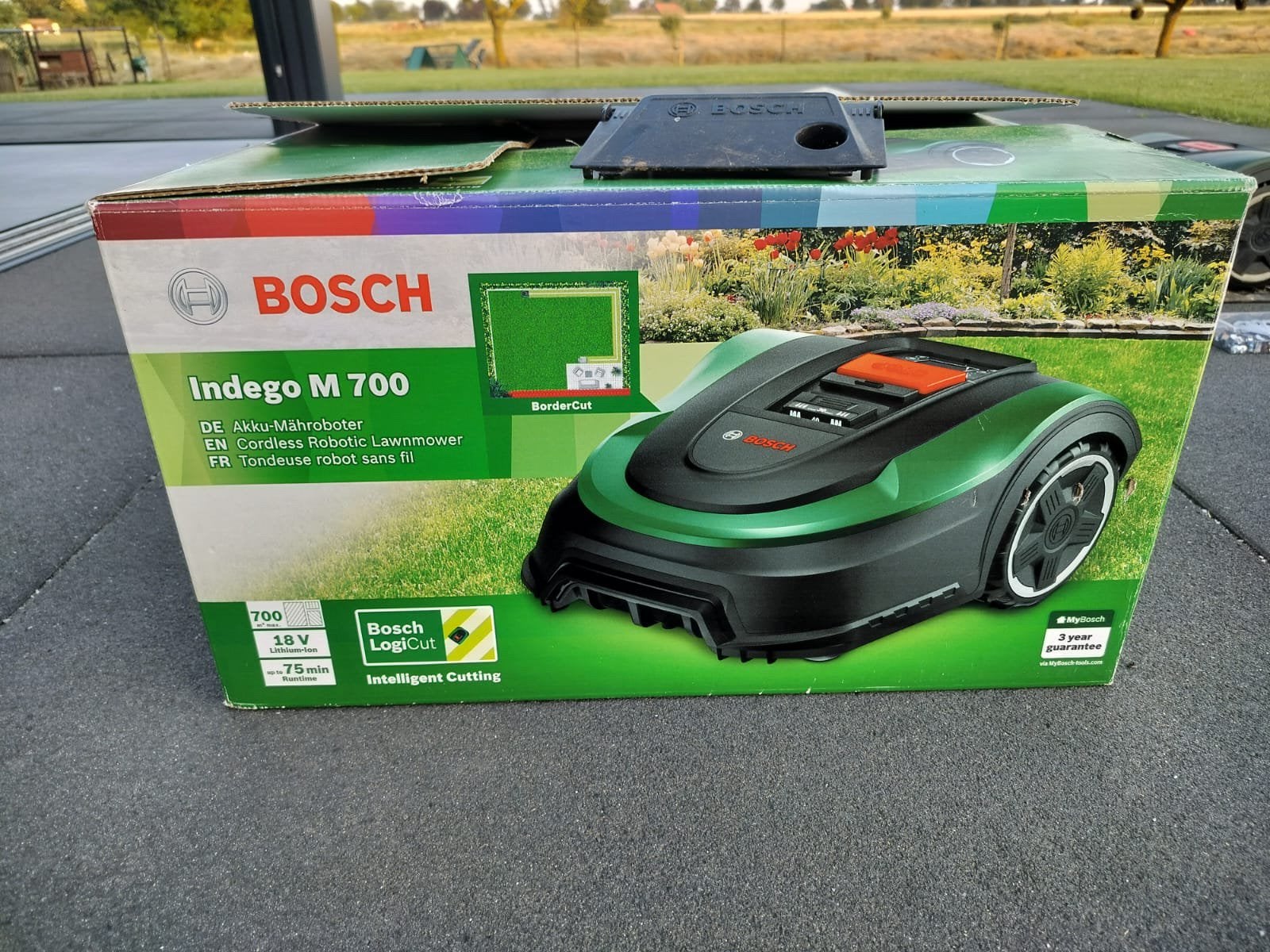 Bosch robotmaaier Indego M700 met garage en begrenzingsdraad, Tuin en Terras, Ophalen, Zo goed als nieuw