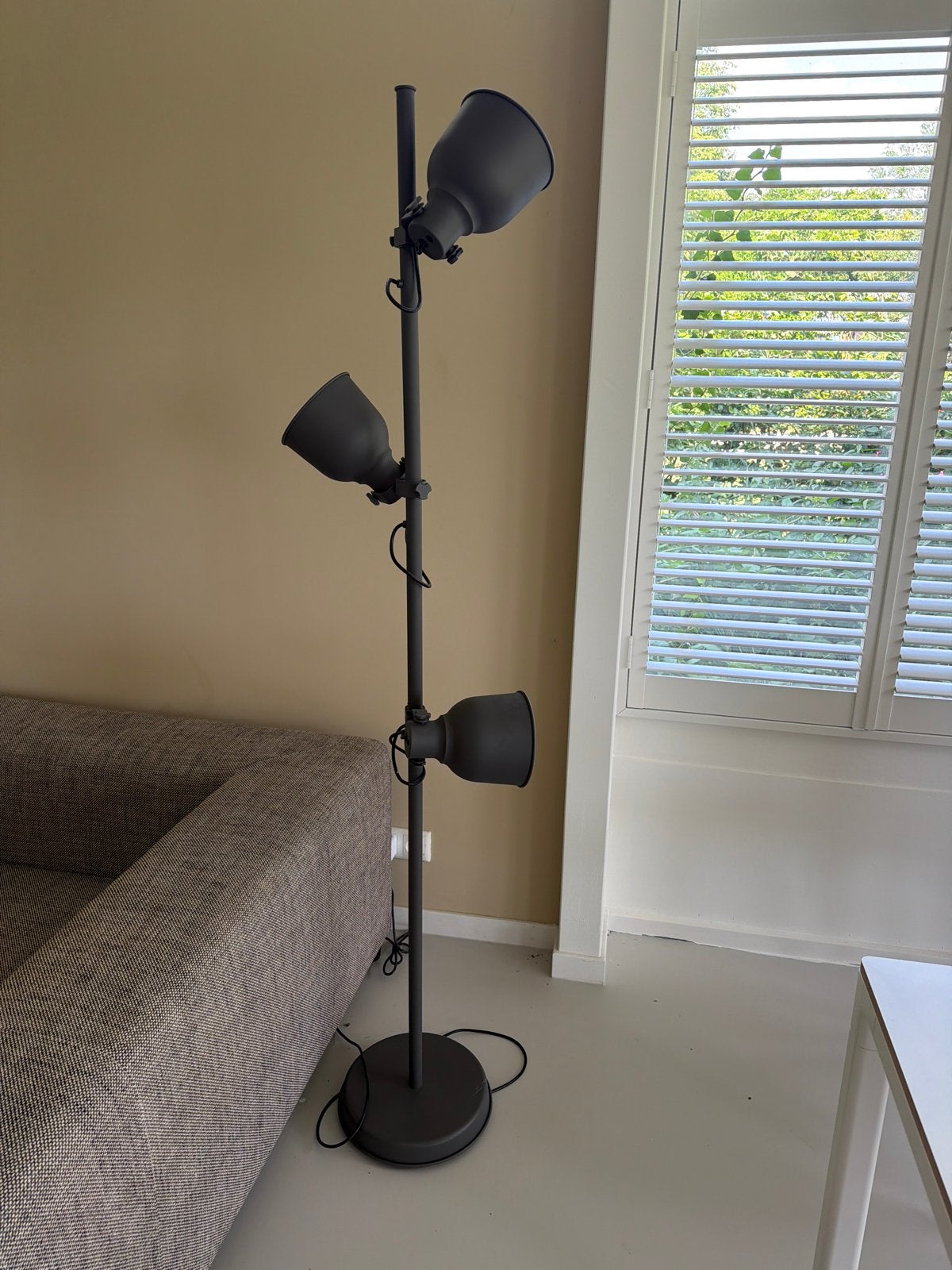 IKEA Hektar vloerlamp met 3 spots - Donkergrijs, Ophalen, E27 (groot), Zo goed als nieuw, Metaal
