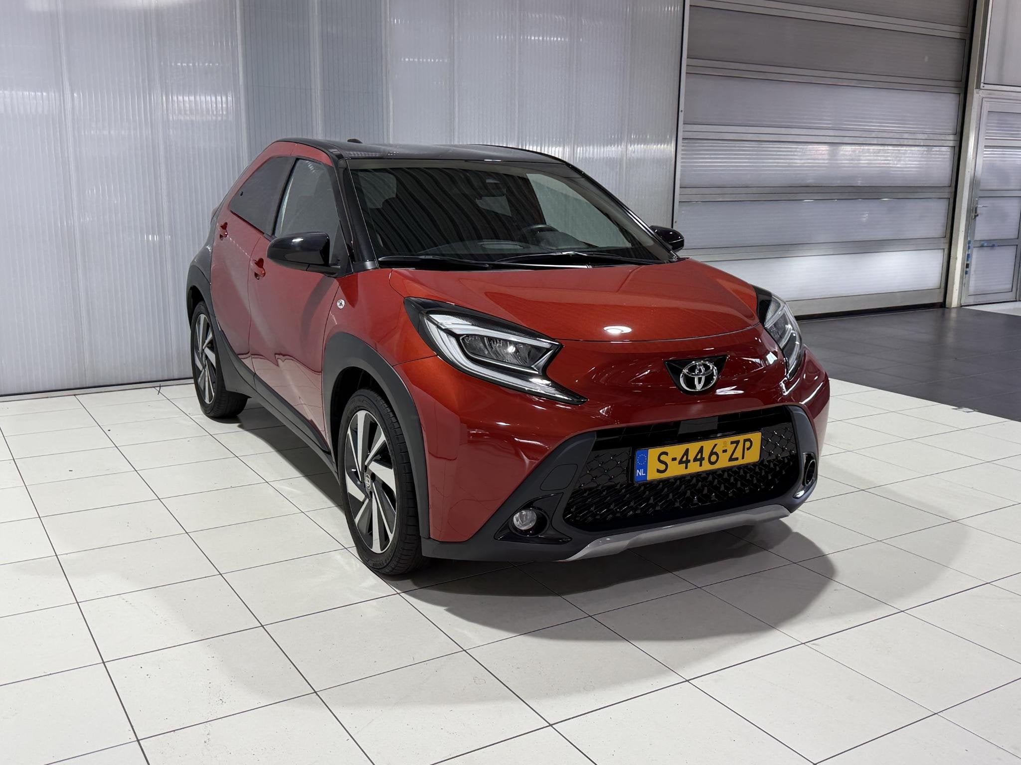 Toyota Aygo X 1.0 VVT-i MT Envy JBL Geluidsinstallatie, 2 To, Auto's, Gebruikt, 4 stoelen, Leder en Stof, Origineel Nederlands
