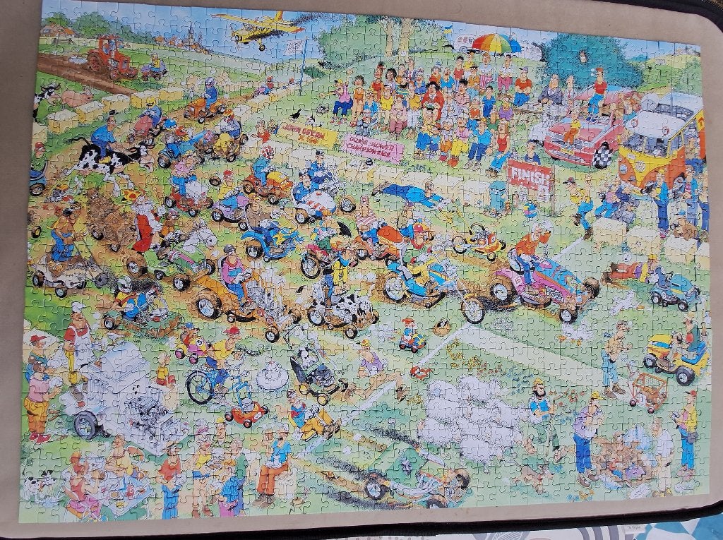 Grasmaaierrace - Puzzel Jan v Haasteren - 1000st - P153, Ophalen of Verzenden, 500 t/m 1500 stukjes, Gebruikt, Legpuzzel