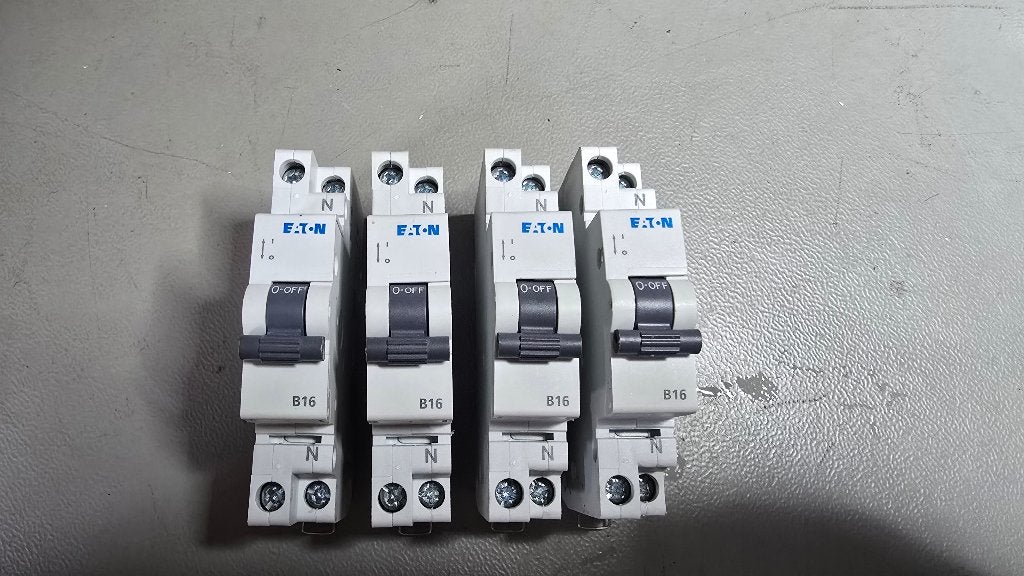 4 stuks automaat eaton, Doe-het-zelf en Verbouw, Ophalen of Verzenden, Zo goed als nieuw, Eaton, Installatieautomaat