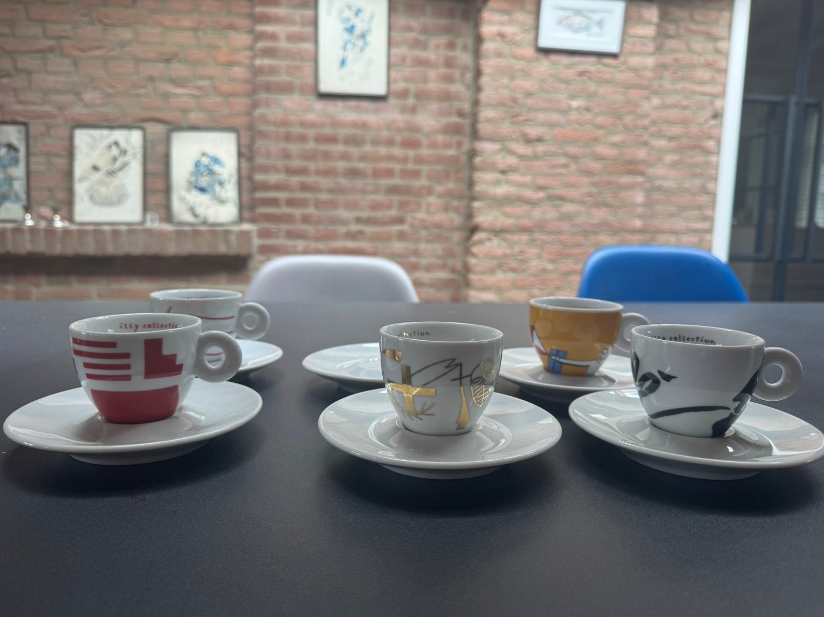 4 gave illy Art Collection (Minimalia - Mimmo Paladino), Ophalen, Gebruikt, Porselein, Kop en/of schotel
